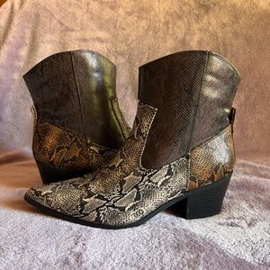 Just Fab Women's  Western Boots Bootie Snakeskin size 8